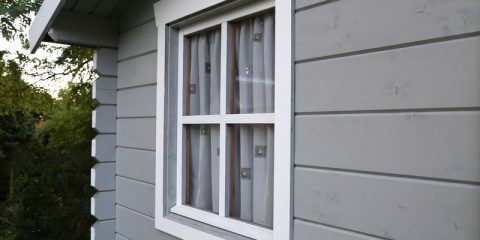 het plaatsen van een tuinhuis