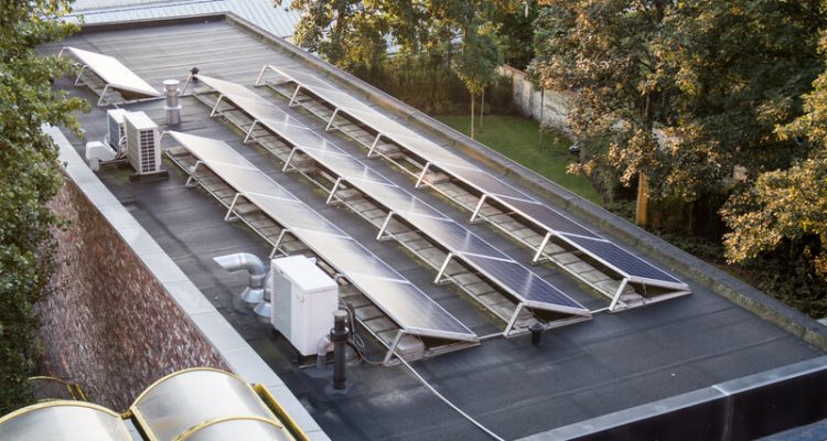 zonnepanelen op een plat dak